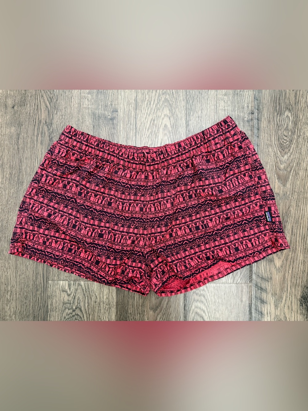 Patagonia Women’s Barely Baggies Pink Black Aztec Geometric Pattern Size XL